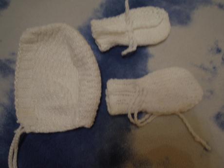 Bílá čepička s rukavičkama, 56