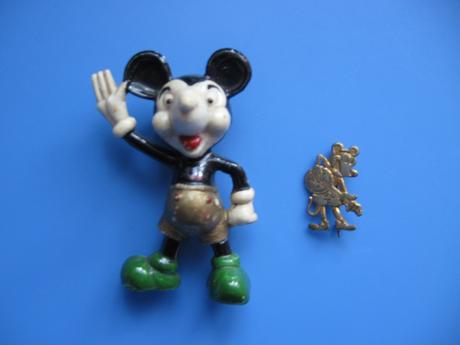 Starozitna figurka mickeyho+odznak, 