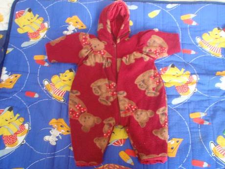 Červená kombinéza s medvídky, 68