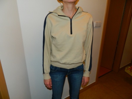 Světle krémová mikina s modrým pruhem, 176