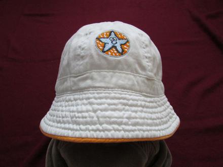 Bílý klobouček s hvězdicí, 74