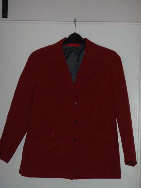 Červený kostýmek se sukní+ druhá sukně zdarma, 38