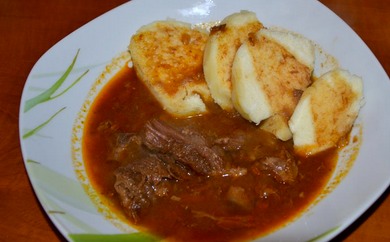 Dančí guláš s bezlepkovým knedlíkem Dančí guláš s bezlepkovým knedlíkem