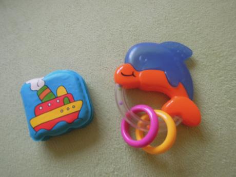 Sada chrastítko a kousátko a plastová knížečka,