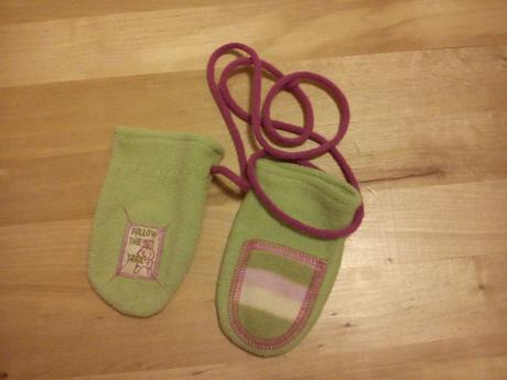 Rukavičky na šňůrce, 68