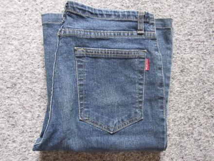 Džíny s mírně rozšířenými nohavicemi, s