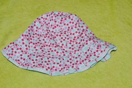 Kloboucek s drobnymi kvitky, h&m,62