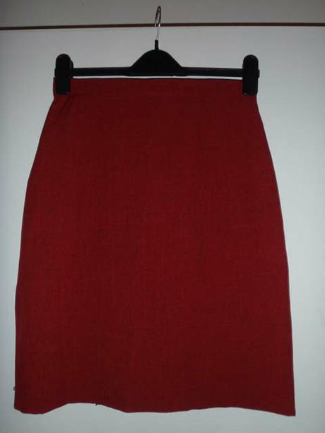 Červený kostýmek se sukní+ druhá sukně zdarma, 38