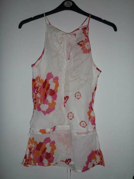 Bílý květinový top na ramínka, s