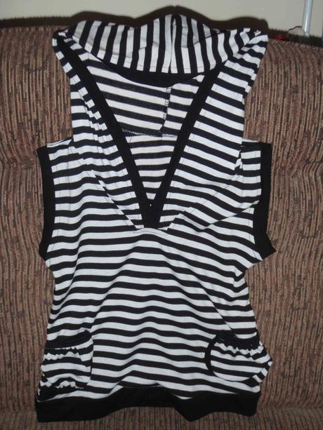 Triko s kapucí psána vel. l, ale spíš. vel. s -, s