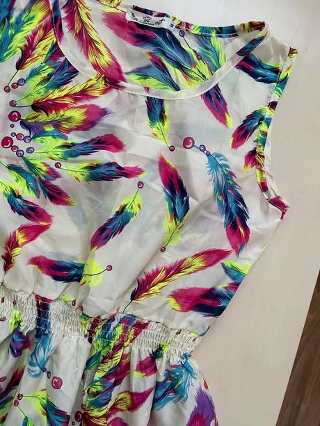 Letní vzorek šaty s peříčky, vel m ale jsou menší, s
