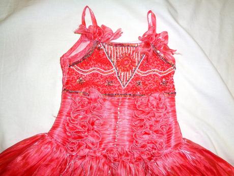 Hodně zdobené slavnostní měňavé šaty, 98