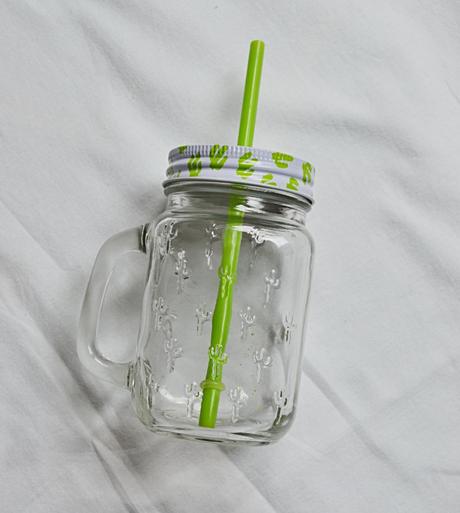 Hrnek na pití s víčkem,