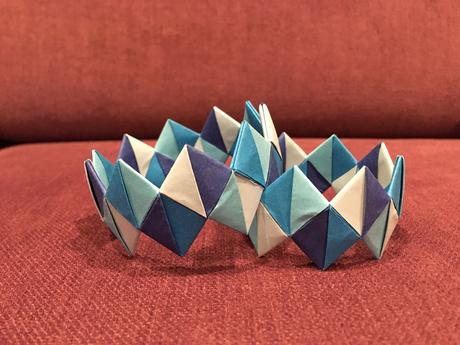 Náramek z papíru různé barvy,