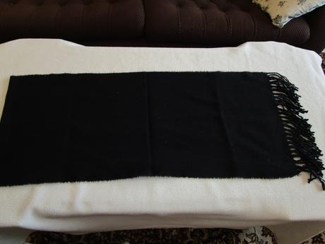 Pěkná černá šála, na konci třásně, délka 160 cm,