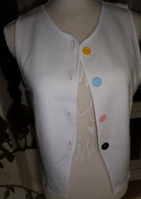 Bílá vesta s barevnými knoflíky vel.m, amisu,m