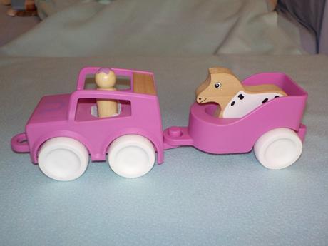 Dřevěné auto s přívěsem,