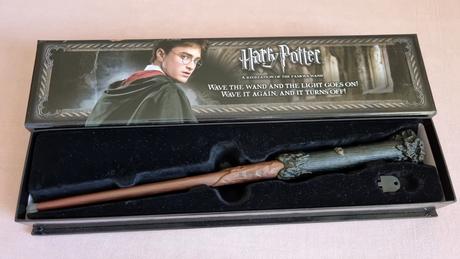 Svítící hůlka harryho pottera,