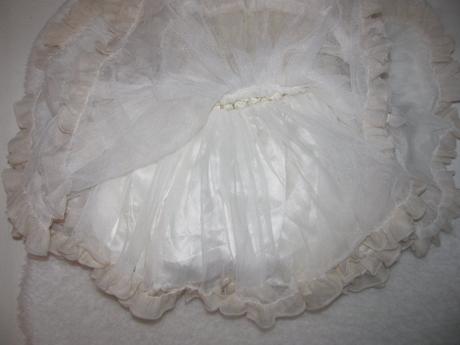 Smetanově bílé pružné šaty s tutu sukní, 98