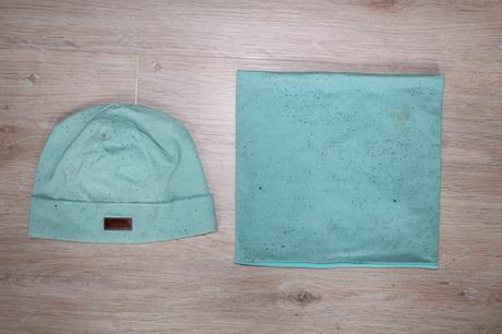 Čepičky a nákrčníky, 56