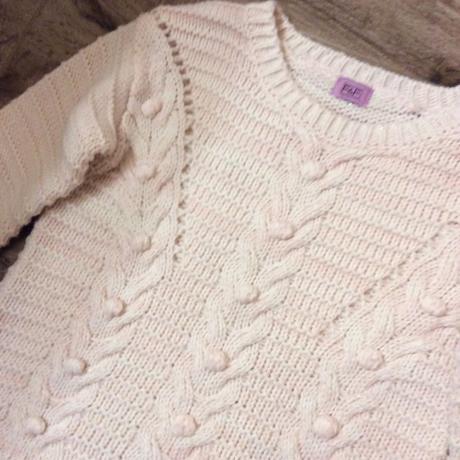 Svetr protkaný metalickou zlatou nitkou, f&f,128