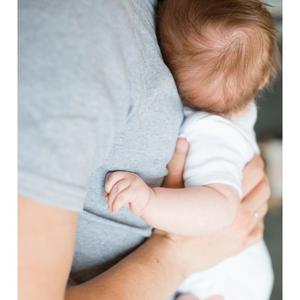 Miminko spí přes den jen na rukách. Má to někdo stejně?