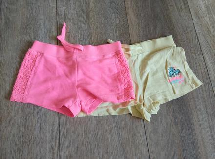 Dvoje kraťasy vel.122, 122