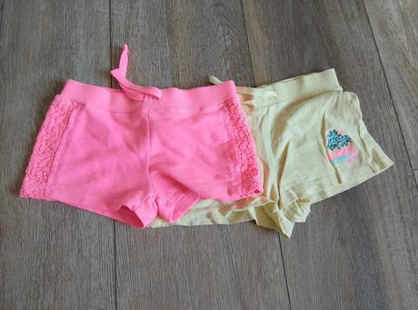 Dvoje kraťasy vel.122, 122