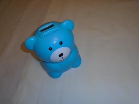 Pokladnička méďa počítá peníze kovové,