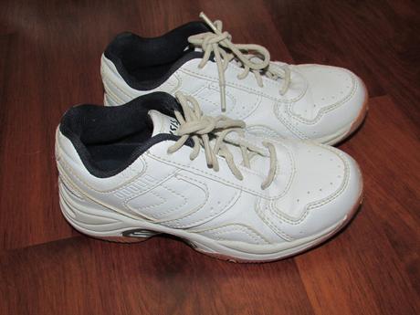 Bílé sálové tenisky, 29