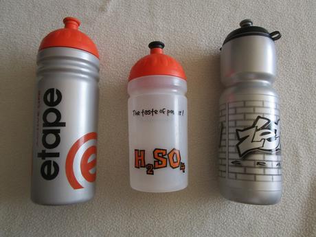 2x zdravá lahev, 700 ml a 500 ml + 1x plastová,