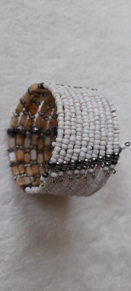 Široký korálkový náramek,