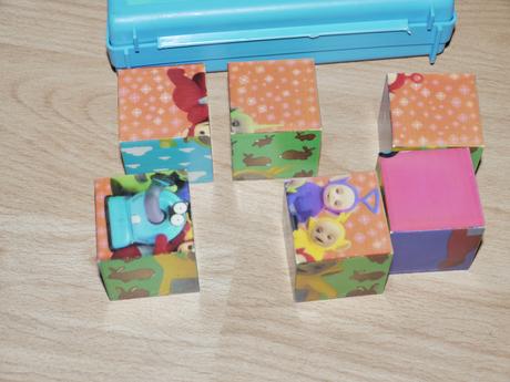 Maly kufrik s kostickami-puzzle-kosticky- na cesty,