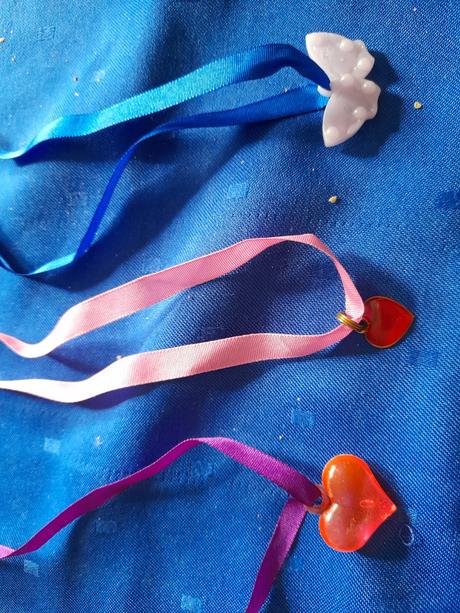 Přívěsky na krk na stužkách pro holky,