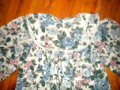 Krásné společenské kytičkované šaty pro holčičku, 98