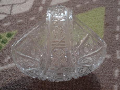 Broušená skleněná mísa-miska-košíček starožitná/ý., 