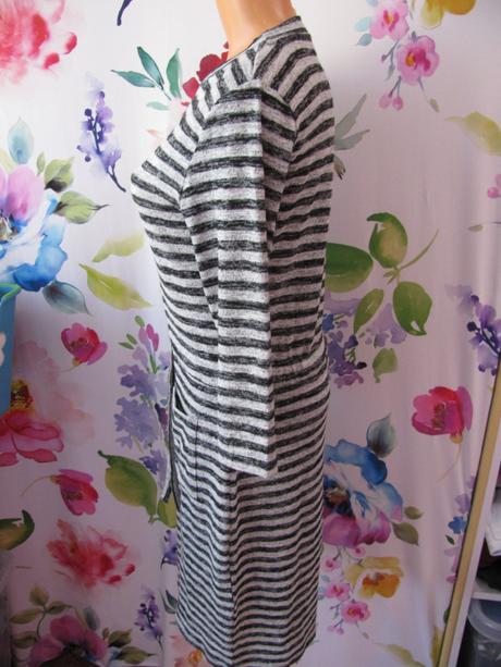 Sportovní pružné teplejší černo šedé šaty, 38