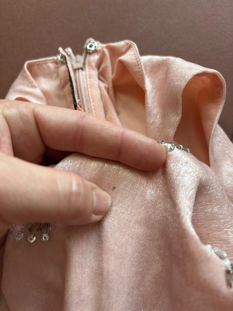 Ob/ šaty společenské meruňkové barvy- v.cca 6/7 le, 122