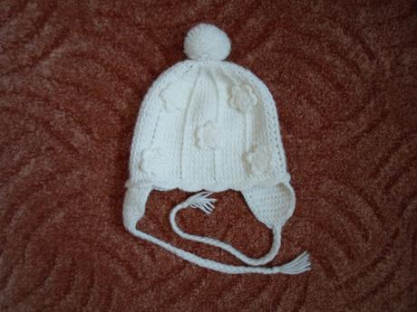 Bílá háčkovaná čepice ušanka, 122