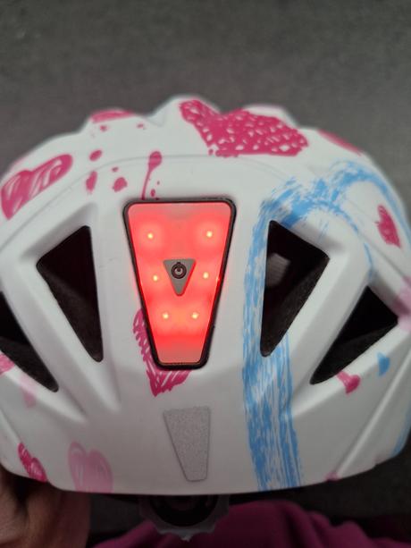 Dětská cyklistická helma s integrovanou blikačkou, s