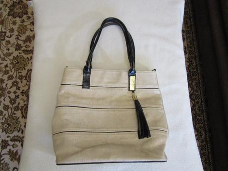 Pěkná, málo nošená, světlá kabelka s černými traky,