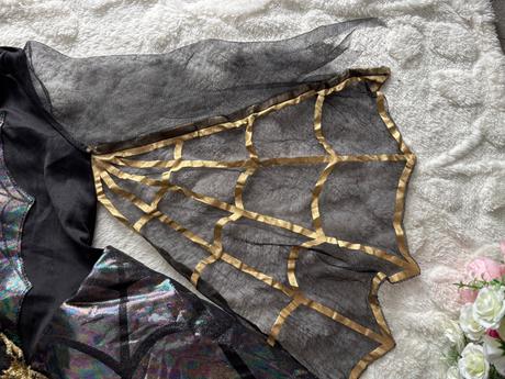 An26 /kostým čarodějnice s čelenkou - v.6/8 let, 