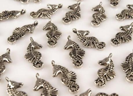 Kovový přívěsek mořský koník + kroužek, 