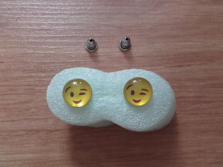 Náušnice emotikon mrknutí,