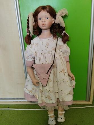 Značená mohutná porcelánová panenka,