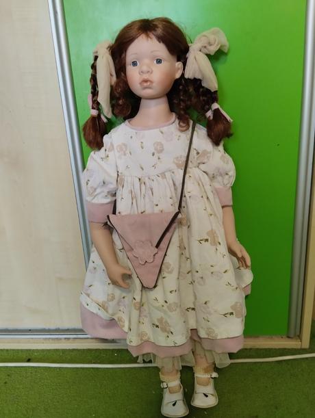 Značená mohutná porcelánová panenka,