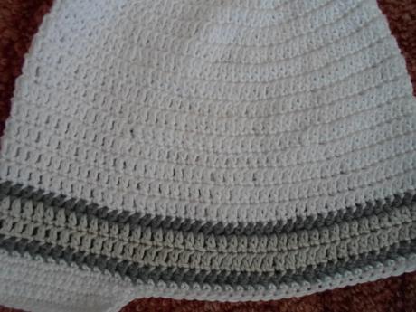 Bílá čepice čepička s kšiltem bekovka, 104