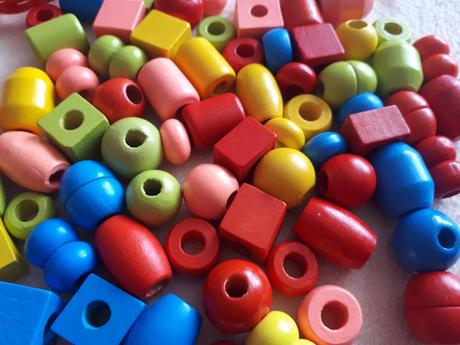 Babu - velké dřevěné barevné korálky na navlékání,