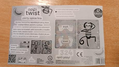 Společenská hra opičí twist -předvádění pozic těla,