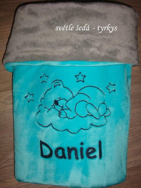 Deka s výšivkou jména na přání - více barev, 